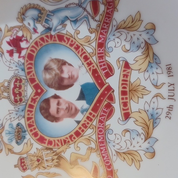Commemorative Plate. Prince Charles & Lady Diana 29th July 1981 - Picture 2 of 4